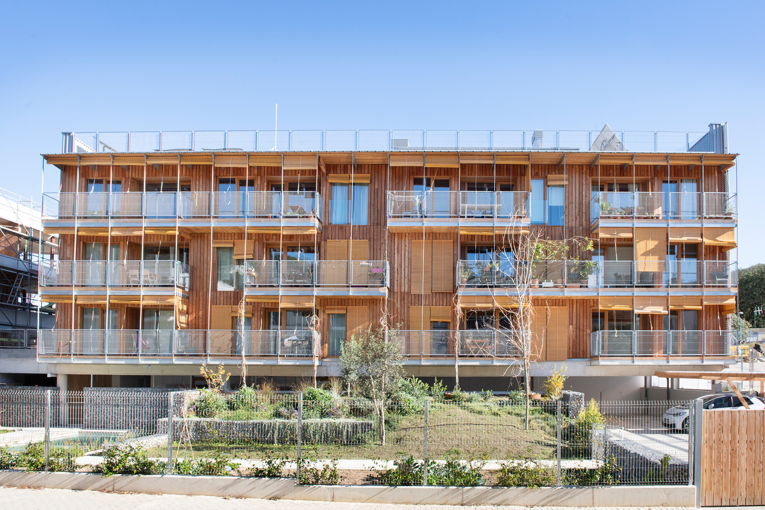 12 viviendas positivas en Dosrius_ Bunyesc arquitectes.